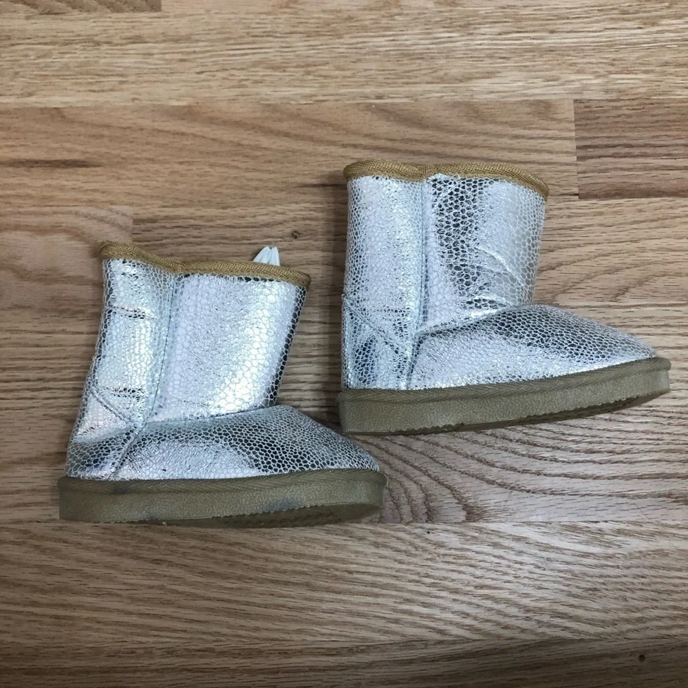 Silver Faux Shearling Lined Boots Sz 5